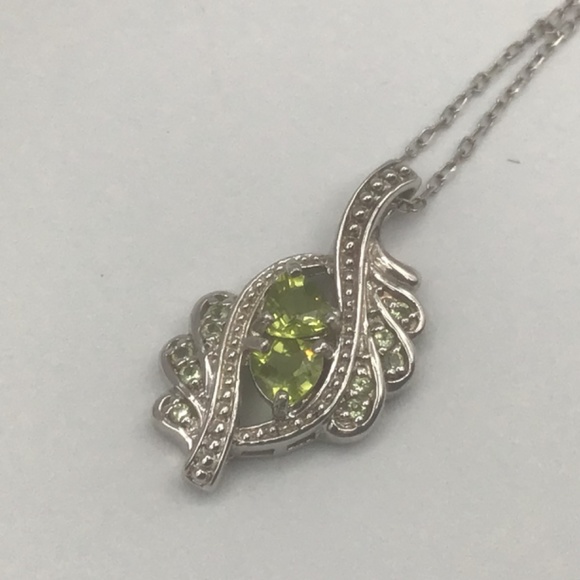 Vintage Sterling Silver Necklace with green stones in an Elegant Leaf Design - Picture 5 of 7